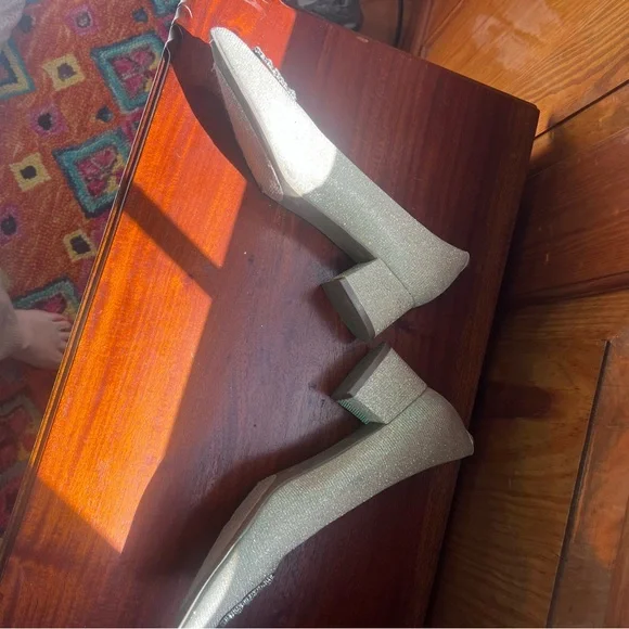 Elegant Gold Women's Flats with Crystal Embellishments - Picture 2 of 8